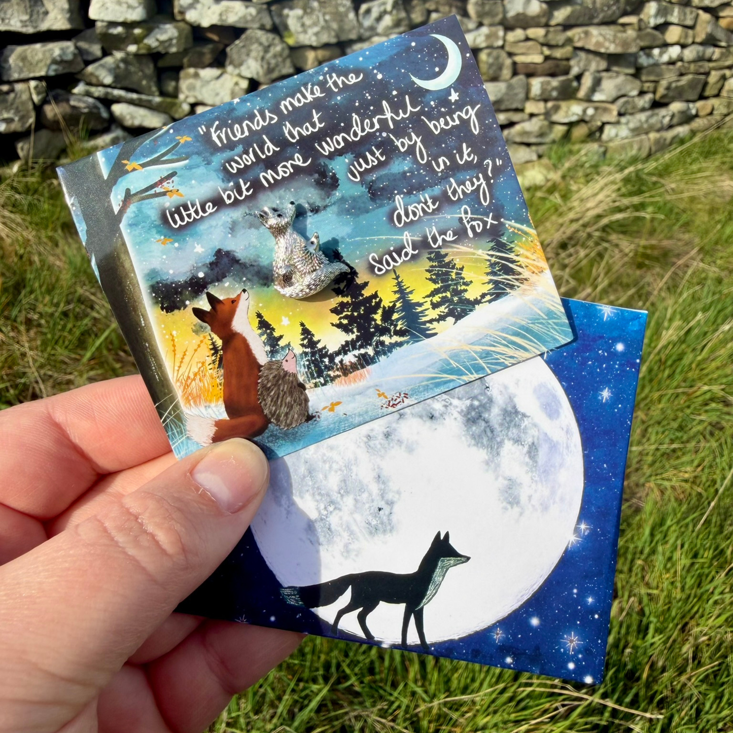 Magnetic Brooch + Gift Envelope - Friends Make The World